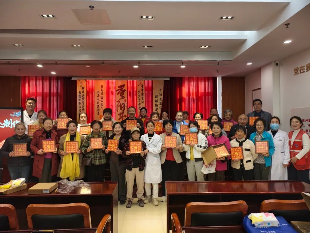 “重阳送关怀，健康进社区”——翠屏山社区卫生服务中心联合紫金东郡社区开展敬老主题活动